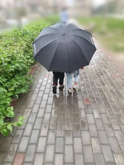 一起打伞的小朋友