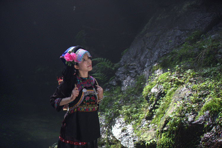 美丽的布依族姑娘