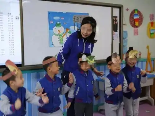 又是红黄蓝!幼师让男童闻脚发朋友圈炫耀,屏蔽家长有用吗