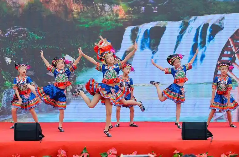 长沙市小杜鹃艺术团可爱的孩子们带来的精彩土家摆手舞表演10-08 09