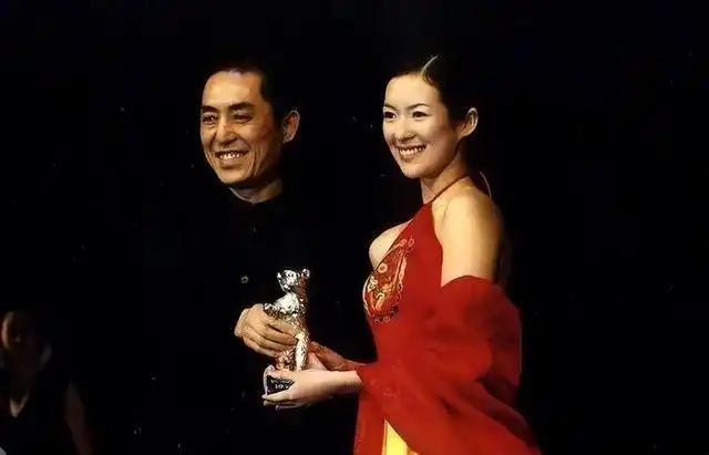 张艺谋和剧组的人员在某城郊区的一家酒店里,反复给章子怡打电话,想让