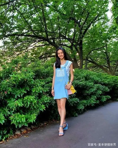 木村光希晒私服照,穿简单t恤"同框"大橙子,尽显娇嫩俏皮