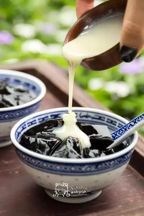 加炼奶或者加上蜂蜜,就连小朋友都会喜欢上吃龟苓膏,分分钟取代薯片