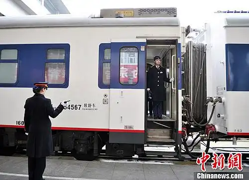 西南地区首开蓉沪直达特快卧铺列车