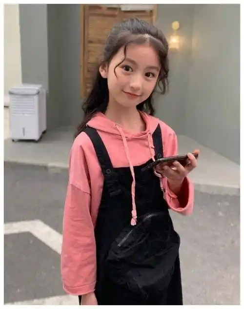 原创最美童模裴佳欣因颜值太高被全网禁止整容今10岁美到认不出