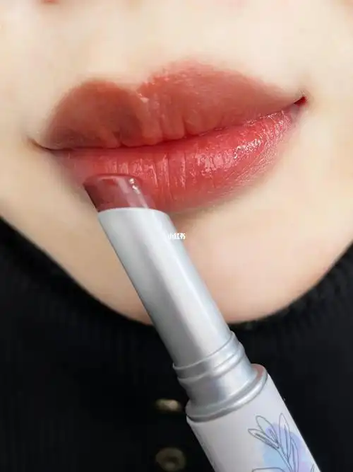 嫩出水的蔷薇红竟然是润唇膏