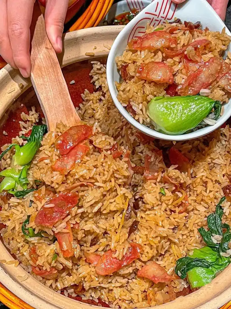 8吃广式腊肠煲仔饭.米饭粒粒分明,口感层次很丰富,真是太 - 抖音