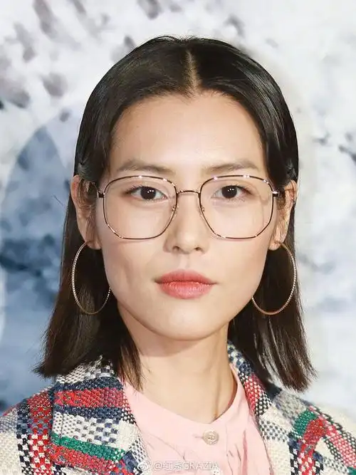 戴眼镜的女生真是太难了|圆脸|脸型|妆容|方脸|镜框_网易订阅