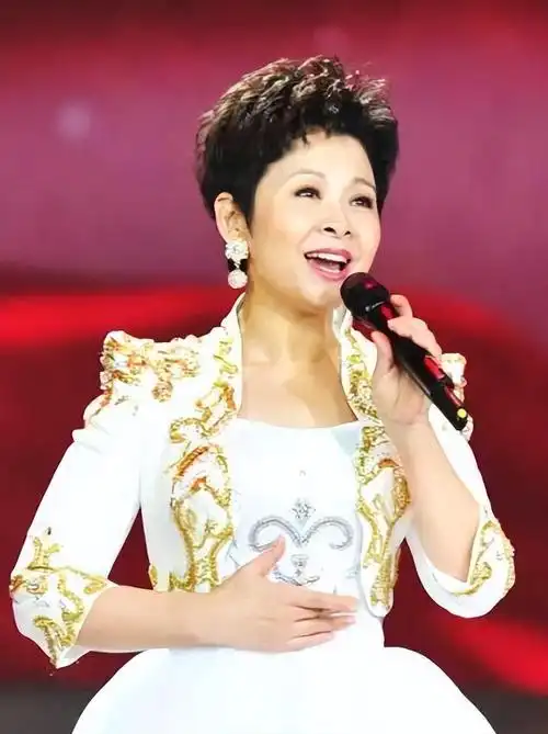 董文华个人简介资料(董文华和丈夫张楠两人情深意笃,是公认的恩爱夫妻