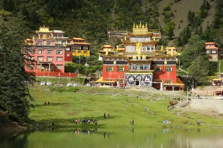 措卡寺远眺——措卡寺已有八百余年历史