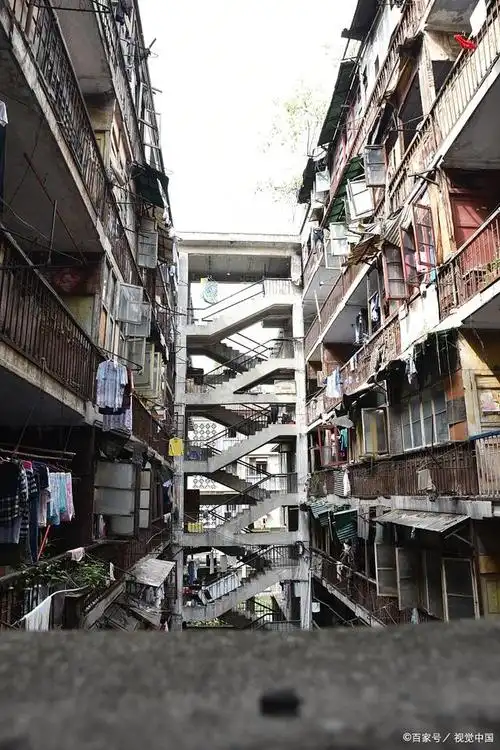 重庆十八梯是指重庆市渝中区一处有着悠久历史的老式住宅区,因为建在