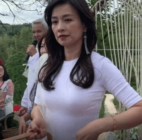 张庭穿"无痕衣"不惧镜头,当她抬起胳膊那刻,48岁的身材暴露了