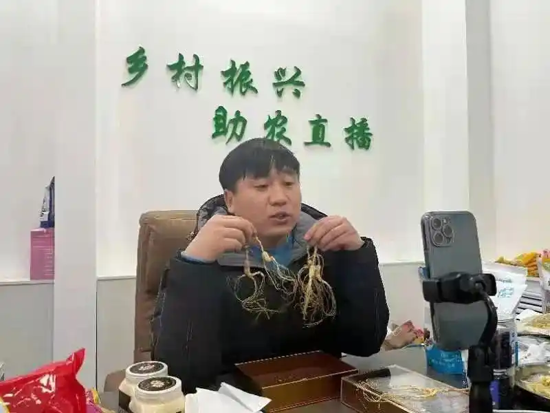 由于对拍摄手法以及角度等一窍不通,卢小开起初只是