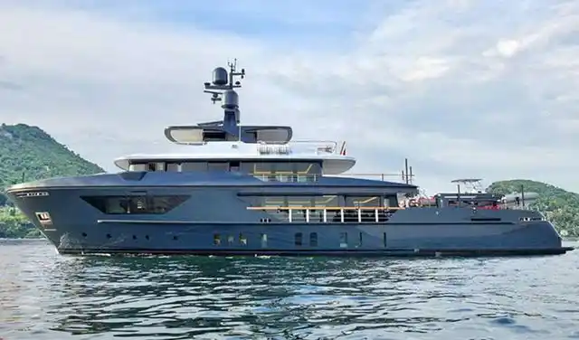 8000万入的豪华游艇 与海水的颜色近似