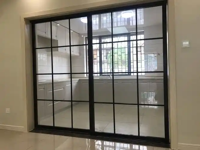 本来就不大的厨房使用面积又少了一块,建议选用地轨推拉门,不用挡柜子