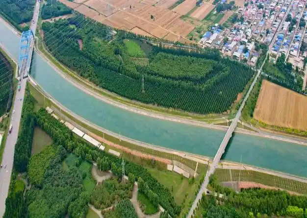 新郑市观音寺镇十里铺村总面积4.6平方千米,有8个村民组,人口2400人.