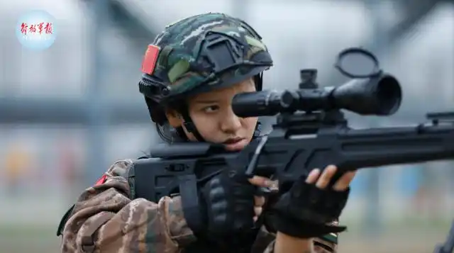 她是特战女兵是一枪打断燃烧导火索的狙击精英她是尖刀班班长2013年9