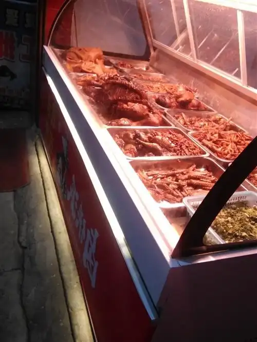 2米卤菜展示柜只用了3个月,现在店不开了要转手,美女日常维护,地址