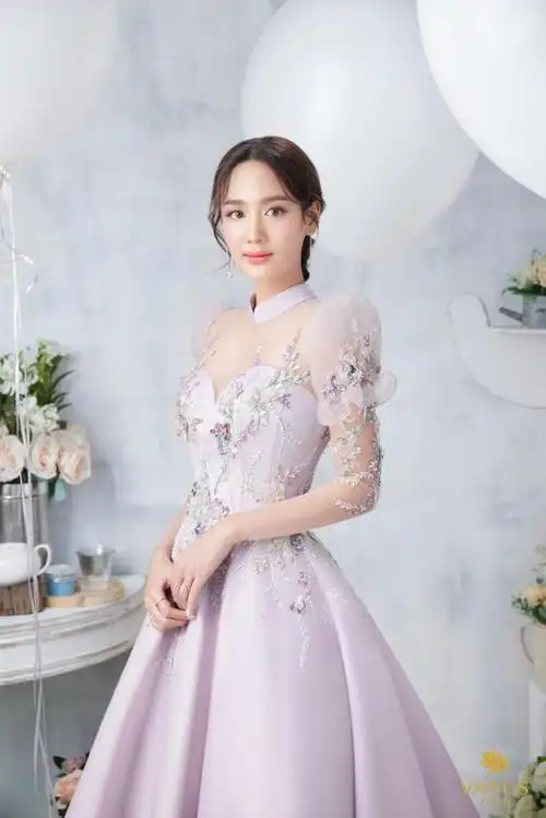 泰国明星林拉达穿着漂亮的礼服十分迷人