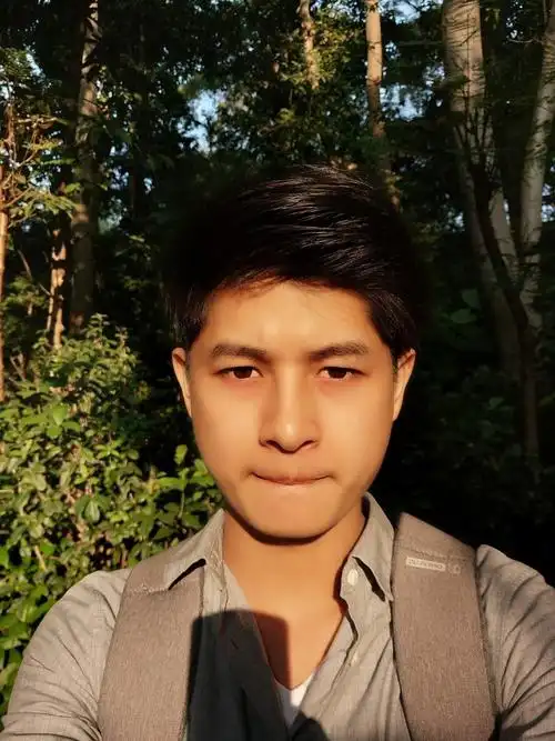 【电影级虚化,夜间自拍更好看】"粉"黛佳人,自拍美益求美—男生自拍