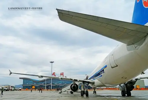 武冈机场试飞震撼瞬间 乡里娃迎着飞机奔跑.