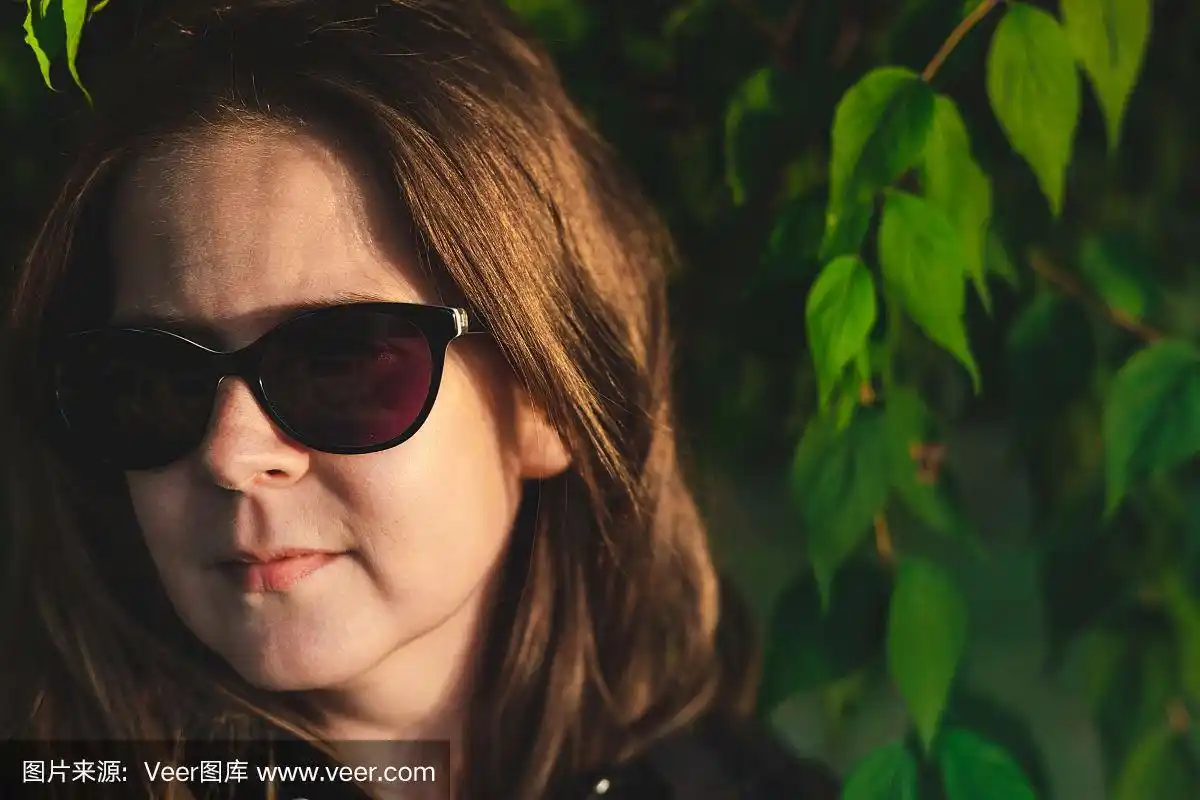 太阳下戴着墨镜的盲人女人的肖像