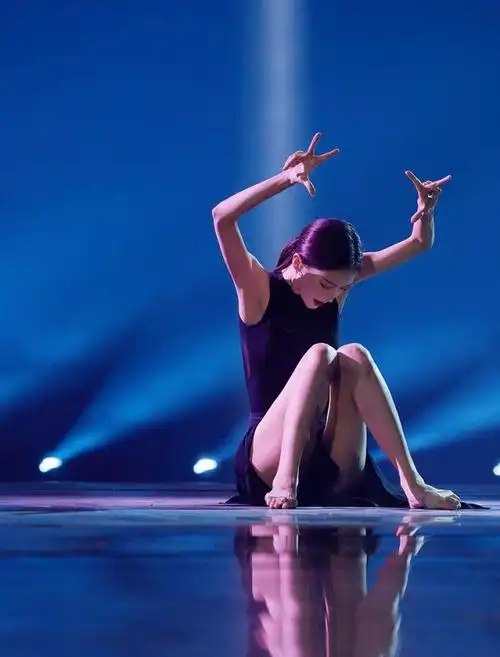 学舞蹈的女人腿是挺美金晨的腿上都是肌肉一字马的腿又细又直