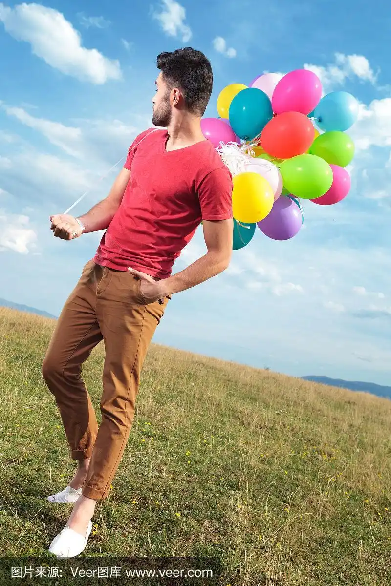 一个拿着气球的漫不经心的男人回头看