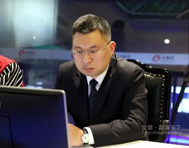 董事,保荐代表人---洪  涛  先生  在回答网上投资者提问华宝股份首次