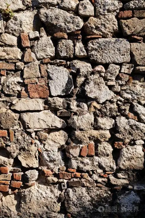 老石头砌的墙
