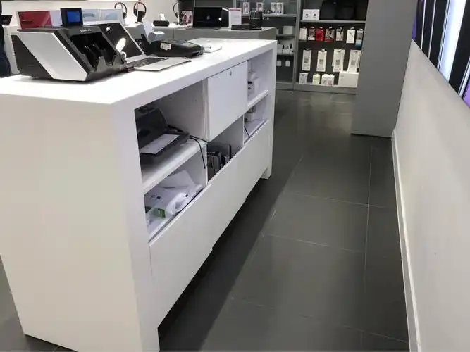 收银台整改后标准.桌面线缆仍有些许凌乱,联系店长内务自行购买集线器