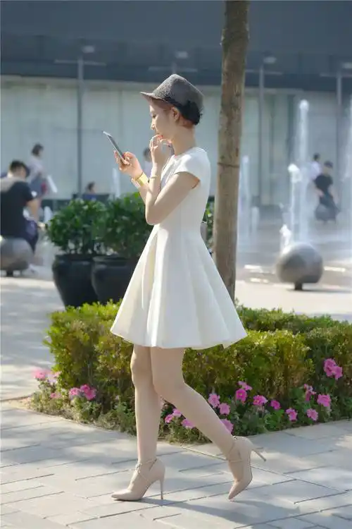 爱美的女生都喜欢穿着高跟鞋10厘米的高度真的是有难度的