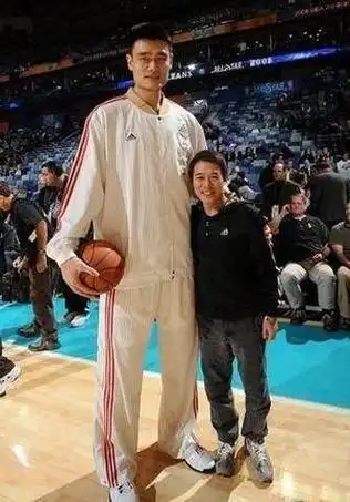 娱乐明星如何与姚明一起合影?各有各的妙招