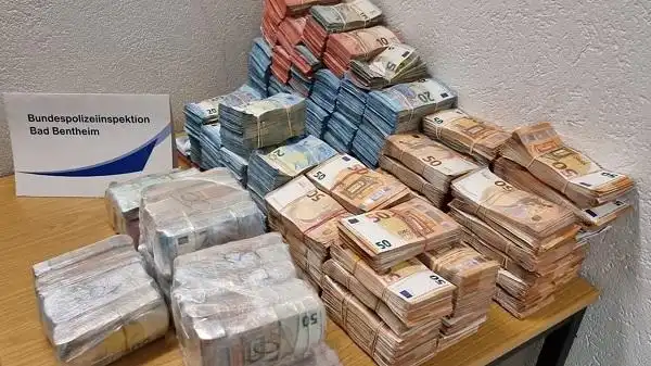 图片报警方在边境拦下面包车车内惊现百万欧元现金藏在纸板中