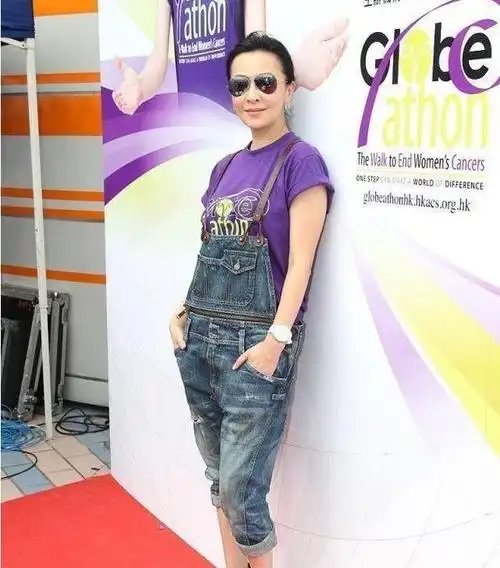 少女感爆棚!刘嘉玲背带牛仔裤 紫色短袖让你秒变少女!