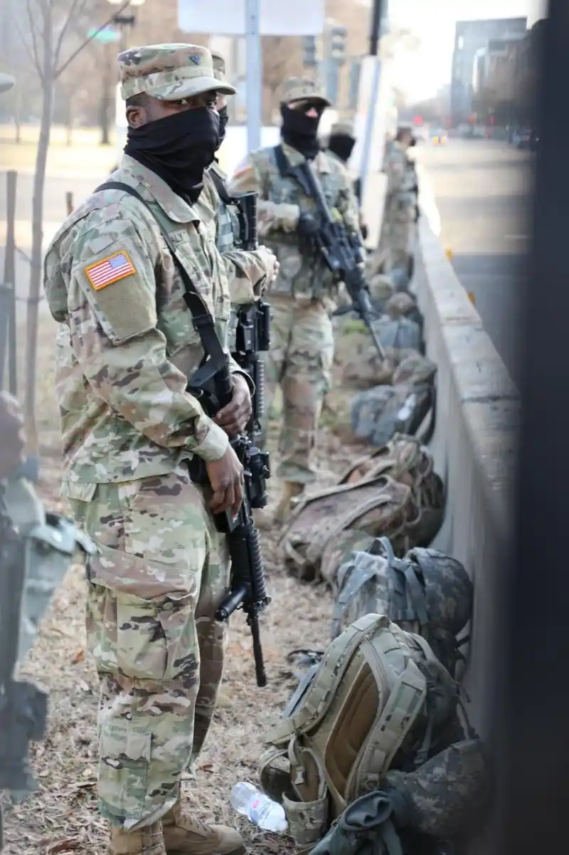 美国首都华盛顿加强安保国民警卫队重兵防守国会山