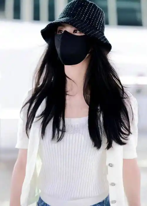 虽然穿着保守,但很多球迷绝对能感觉到刘诗诗又瘦了.他身高1.