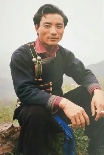 小凉山彝族服饰特点图案图片的文化内涵及现实意义