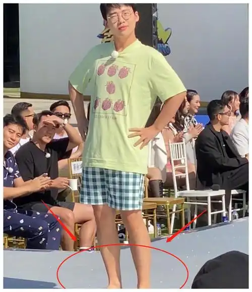 同样搭配睡衣录节目,郭麒麟穿拖鞋李晨赤脚,蔡徐坤却偏不一样