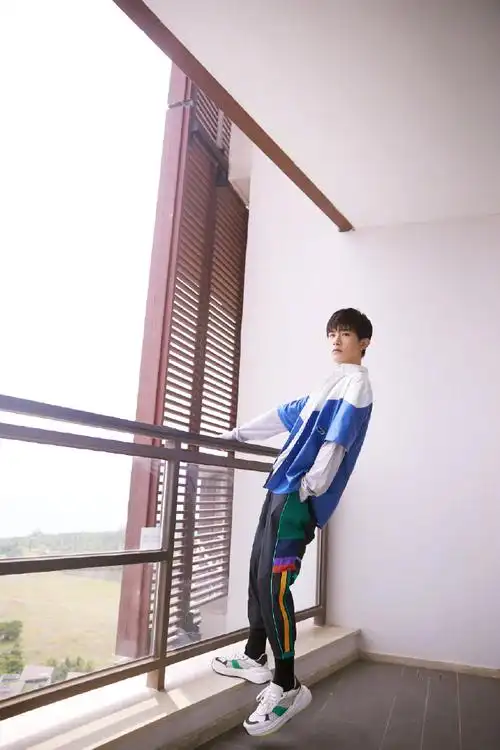 易烊千玺简洁卫衣街拍写真图片13