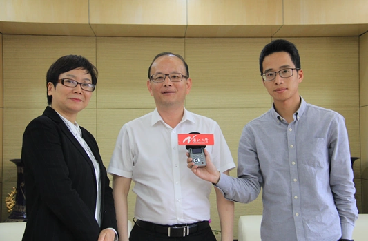 天台县委书记管文新说,由他带头,全体县委常委就抓好减负工作,向