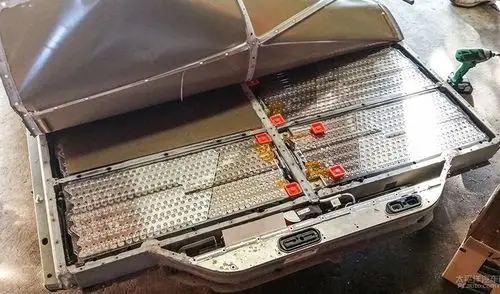 国外牛人拆解特斯拉电动汽车的电池