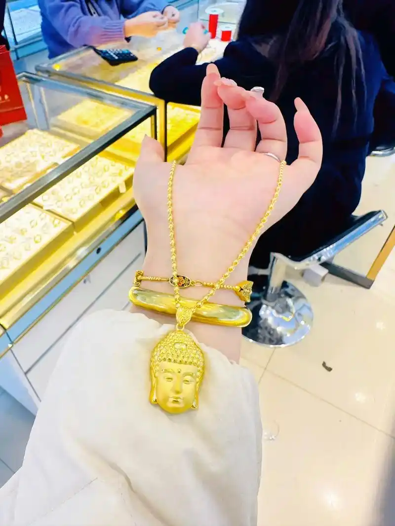 客定九克多黄金项链搭配九克多黄金佛头,冬天戴加长毛衣链非常适 - 抖
