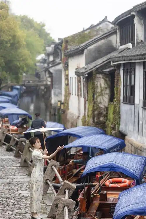 水乡周庄:撑一把油纸伞 走进烟雨江南的春天_旅游资讯_蓝游宝-每天