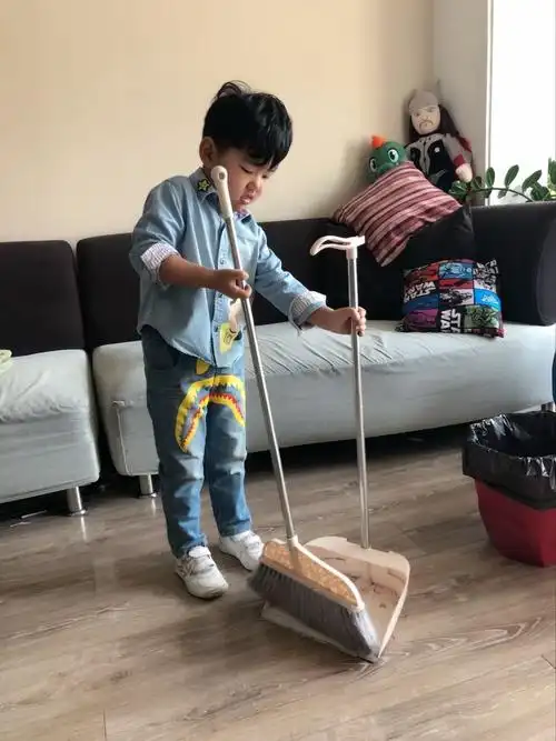 快乐劳动 从我做起——城关区铁路西村幼儿园"绚丽五月 童心畅想"节日