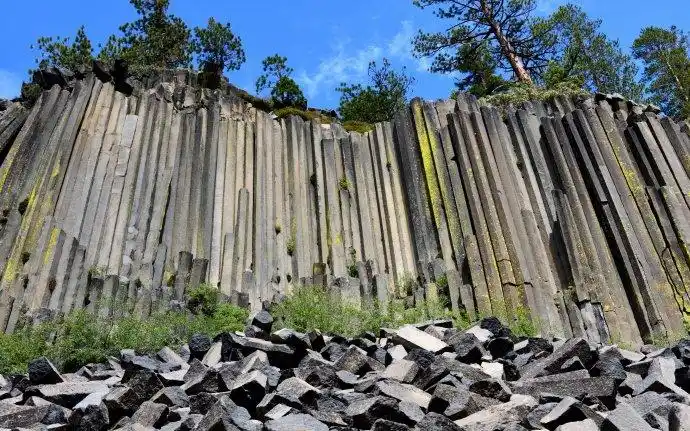 美国的奇特景色:魔鬼岩柱堆