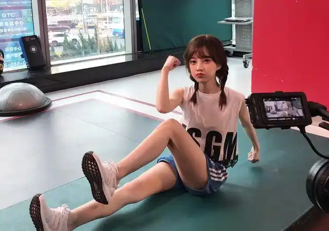 陈一发,冯提莫齐发青春美照,网友一句话扎心:加起来几岁了?