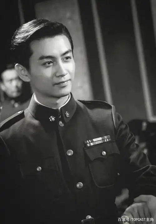 飒爽英姿!这些军装男星帅得一身正气!