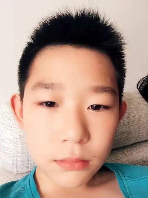 孩子长大了,自己都会玩自拍啦