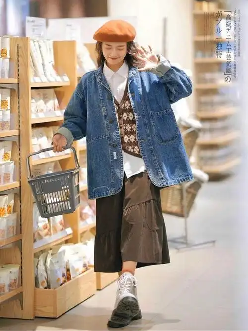 秋季如何穿搭?牛仔外套搭配半身裙,普通女生也能穿出高级感